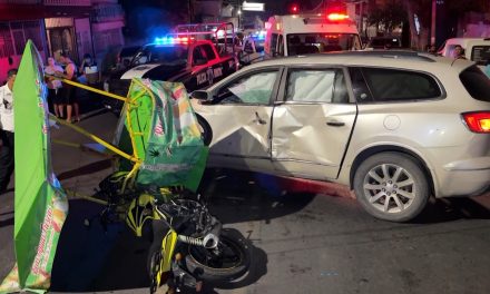 Saltillo: Camioneta le quita el derecho de paso a una moto y terminan cuatro lesionados