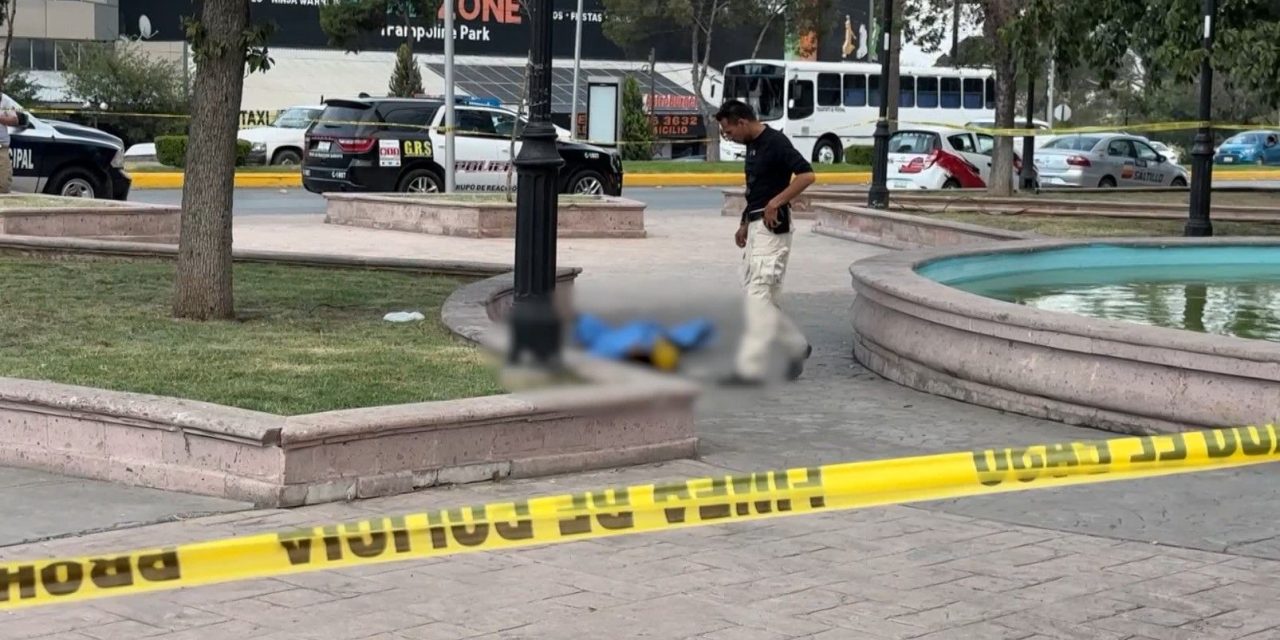 Hombre muere ahogado en fuente de plaza pública de Saltillo