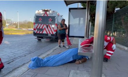 Hombre muere de posible infarto; se desvaneció cuando esperaba el transporte público