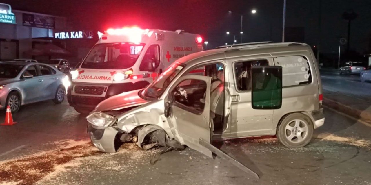 Saltillo: Salta el camellón tras impactar el muro en Luis Echeverría