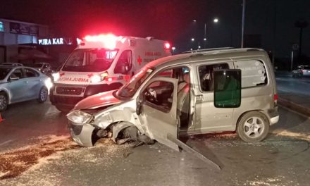 Saltillo: Salta el camellón tras impactar el muro en Luis Echeverría