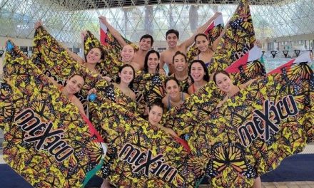 Equipo de natación artística se anota otra victoria… ya reciben sus becas