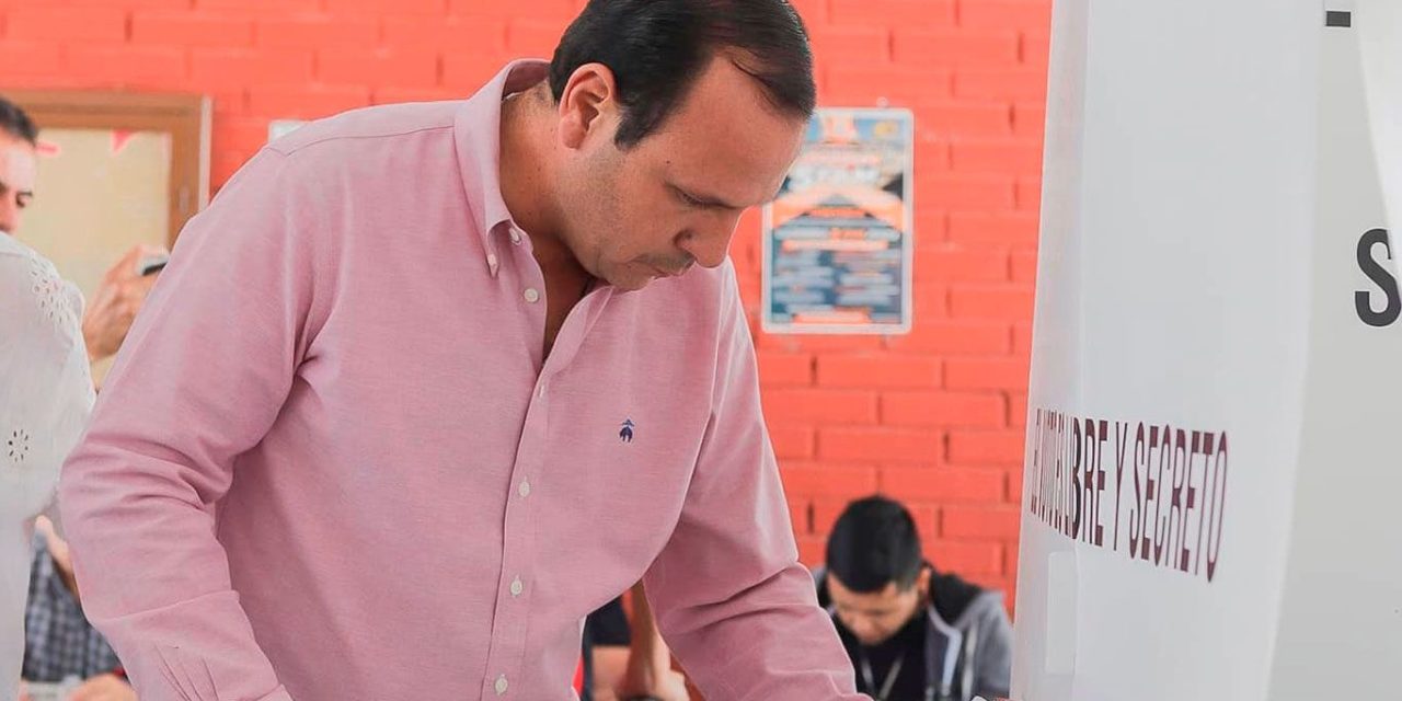Alcalde de Parras de la Fuente acudió a emitir su voto