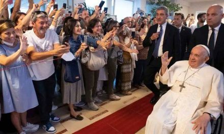 Papa Francisco sale del hospital tras operación de abdomen