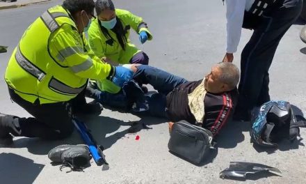 Motociclista fue embestido por una camioneta y termina con la pierna fracturada en Saltillo
