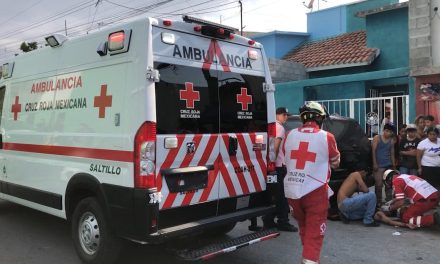 Saltillo: Conductora le quitó el paso a motociclista; lo proyectó contra un puesto de ropa