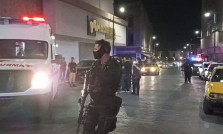 Taxista golpea a dos jóvenes en el centro de Saltillo