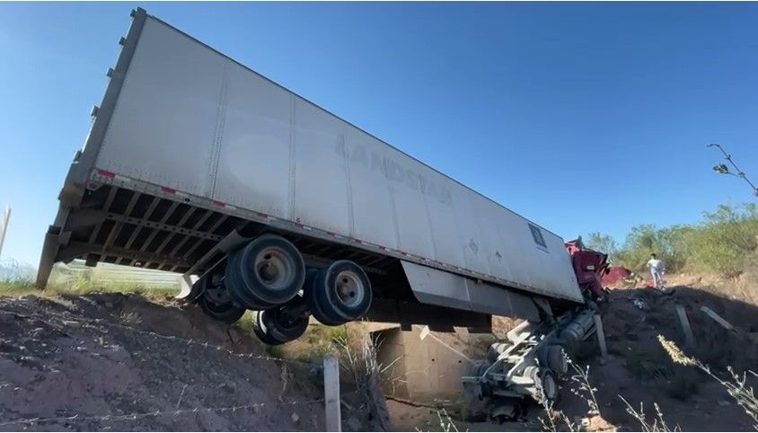 Hombre salva la vida de milagro tras caer a un arroyo en el libramiento Norponiente