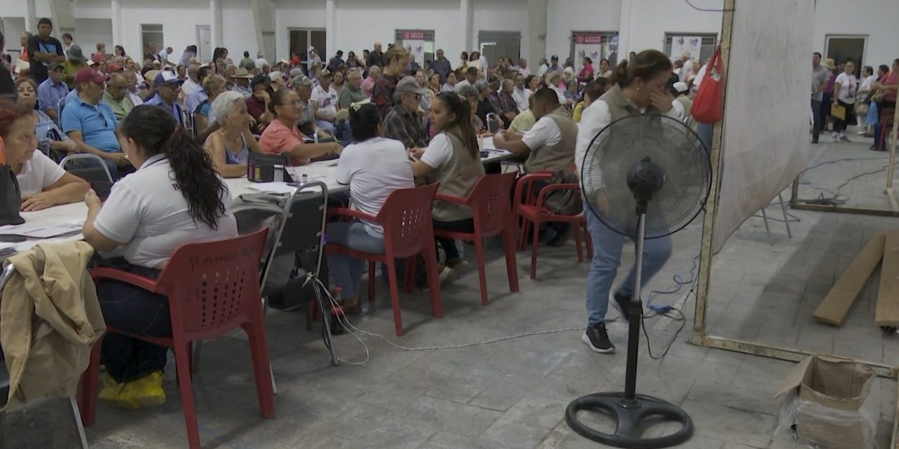 Saltillo: Llevan ventiladores a módulo de entrega de tarjetas del Bienstar… pero son para uso del personal