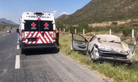 Vehículo terminó volcado sobre la carretera Saltillo-Torreón