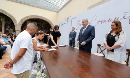 Unen sus vidas en bodas comunitarias 23 parejas de Saltillo