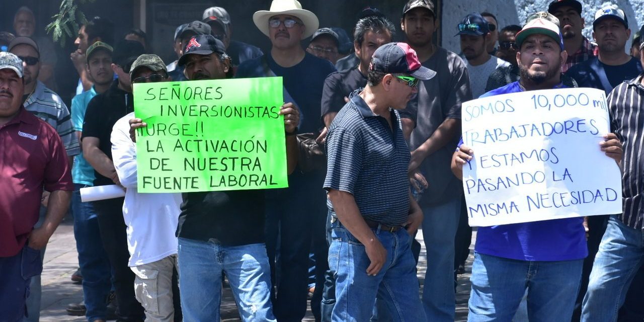 Bloquean obreros principales accesos de AHMSA