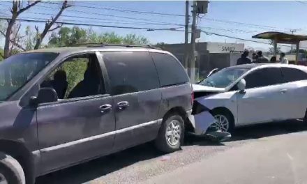 Saltillo: taxista provoca choque que lesiona a niños y huye