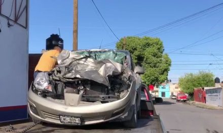 Destruye su carro por dormirse mientras maneja en la Mirasierra