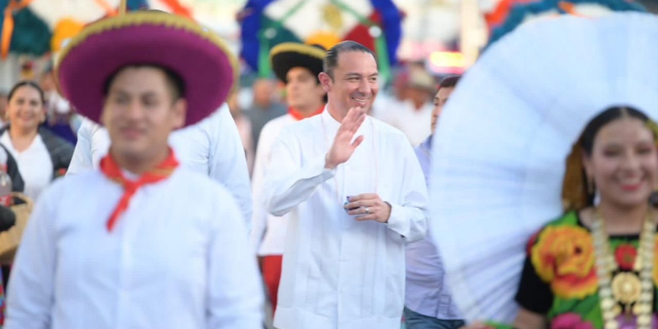 Ciudadanos disfrutan de la Guelaguetza en Acuña