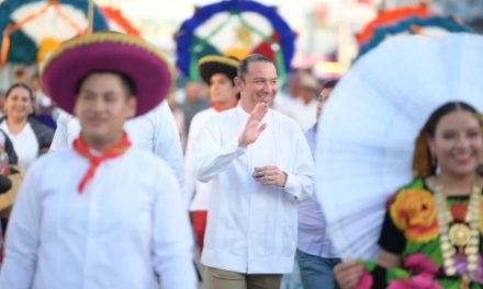 Ciudadanos disfrutan de la Guelaguetza en Acuña