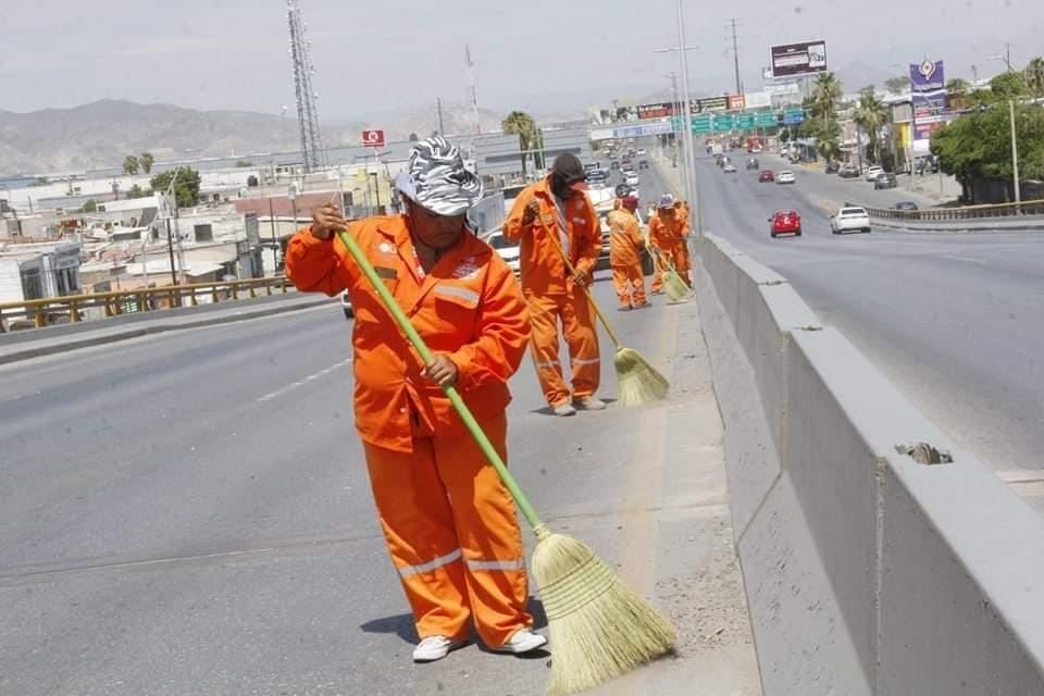 Realizan limpieza de puentes y cunetas en Torreón
