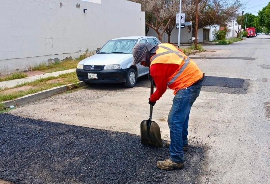 Realizan labores de bacheo y señalética en Torreón