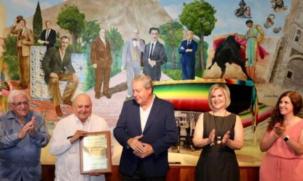 Entrega Chema Fraustro reconocimiento ‘Profeta en su Tierra’