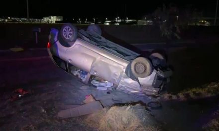 Duerme y termina con auto volcado en Fundadores