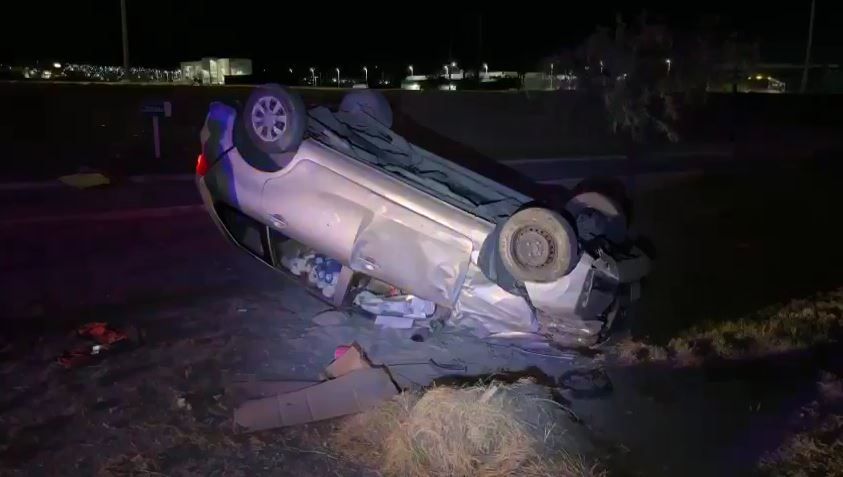 Duerme y termina con auto volcado en Fundadores