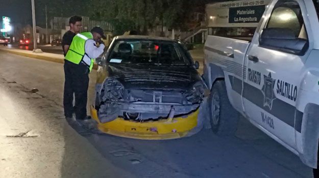 Saltan camellón y abandonan su auto sobre el bulevar Nazario