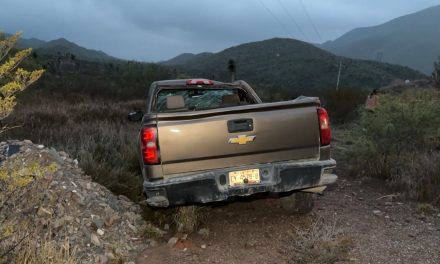 Abandonan camioneta accidentada en carretera antigua a Monclova