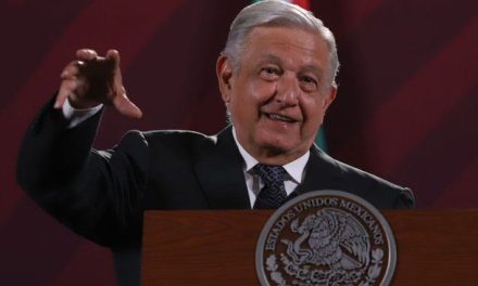 No la menciona pero AMLO critica a Xóchitl Gálvez por su propuesta sobre los seguros médicos
