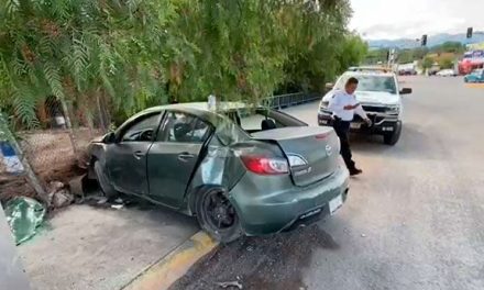 Saltillo: Destruye su vehículo, a punto estuvo de caer a un arroyo