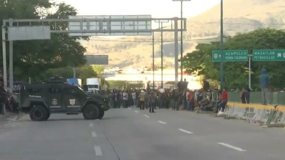 Vuelven a bloquear la Autopista del Sol en Chilpancingo