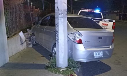 Abandonan automóvil tras chocar con barda en Saltillo