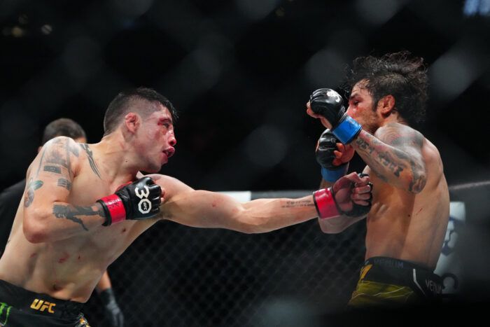 Brandon Moreno defendió el título de la UFC con la mano rota