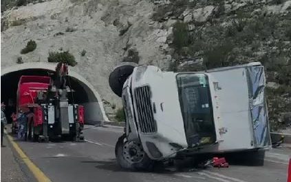 Camión de 4 toneladas termina volcado en ‘Los Chorros’