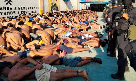 18 reos muertos y 11 heridos en cárcel de ecuador, arriban 700 militares