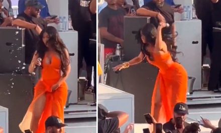 Video: Cardi B explota  y le arroja el micrófono a una fanática que la mojó con una bebida