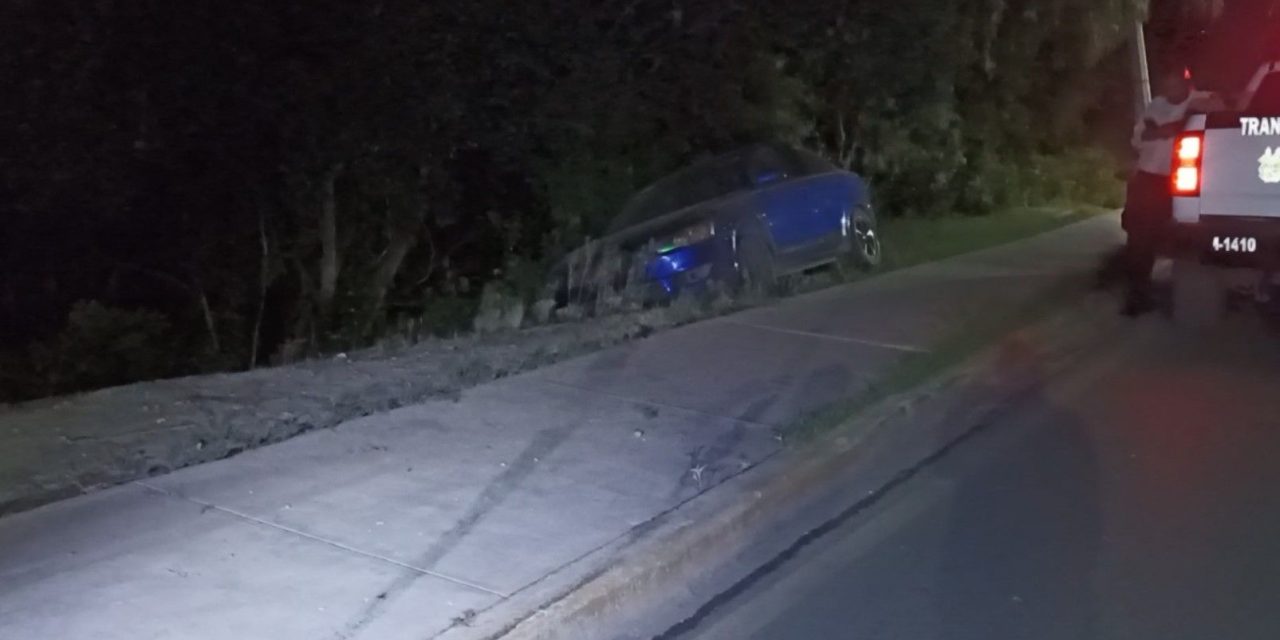 Ebrio casi cae a un arroyo de Saltillo