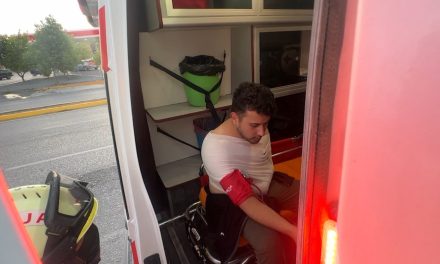 Choca por alcance contra camioneta en Saltillo