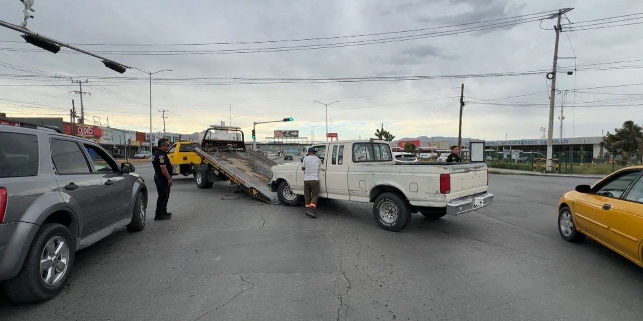 Ebrio choca contra camellón y taxi al sur de Saltillo