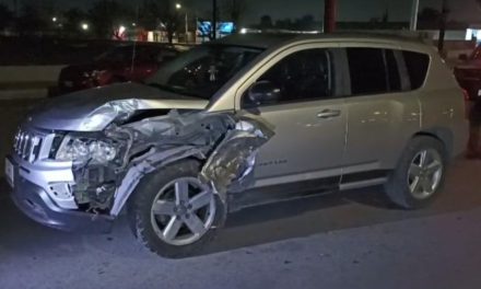 Choca contra árbol tras dormitar en Saltillo