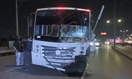 Abandona autobús tras choque en Saltillo