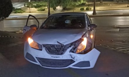 Joven en estado de ebriedad quiso ganarle al semáforo y terminó causando un choque en Saltillo