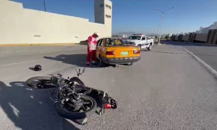 Saltillo: taxi le cierra el paso a motociclista al dar vuelta en U