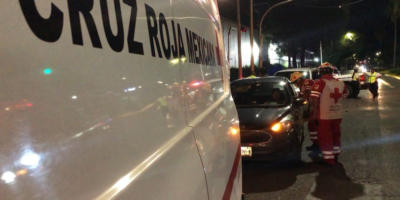 Conductora se pasó el semáforo en rojo y ocasiona accidente