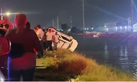 Pequeña de 5 años muere al quedar atrapada en una camioneta que cayó en un canal de Durango