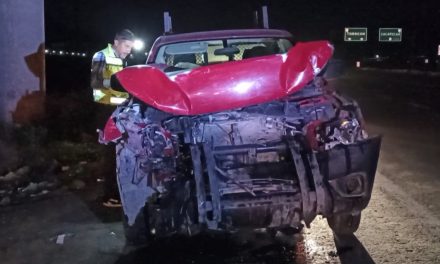 Se duerme en la carretera a Torreón y le pega a un auto por alcance