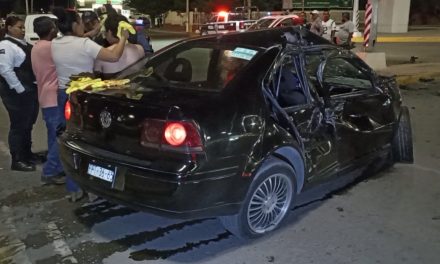 Saltillo: Ebrio se pasa la luz roja en el semáforo y terminó la noche en urgencias