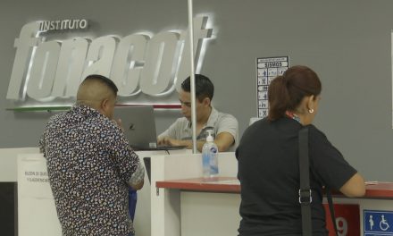 Larga fila en oficinas de FONACOT en Saltillo