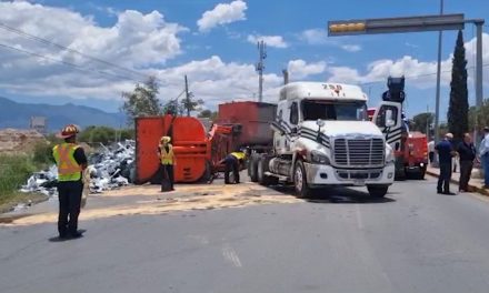 Tráiler terminó volcado en Saltillo luego de que le ganara el peso