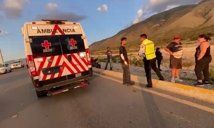 Hombre se golpea al caer de su motocicleta; resulta lesionado sobre Otilio González