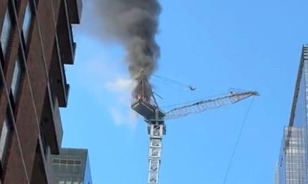 Se incendia grúa y se desploma en Nueva York (video)